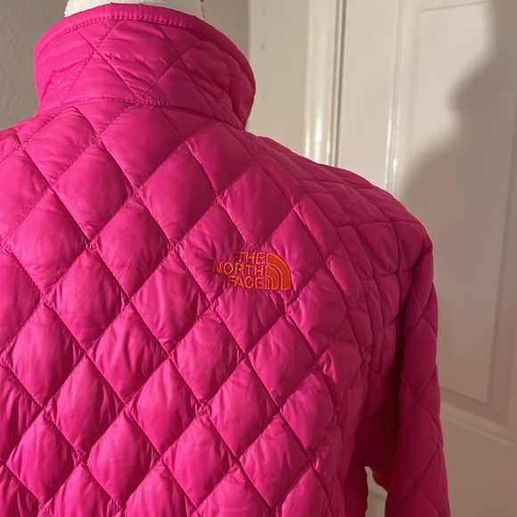 The North Face Hot Pink Quilted Jacket - Picture 4 of 16